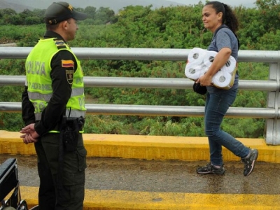 Venezuela: Si&ecirc;u thị trống, giấy vệ sinh gi&aacute; 30 USD một cuộn