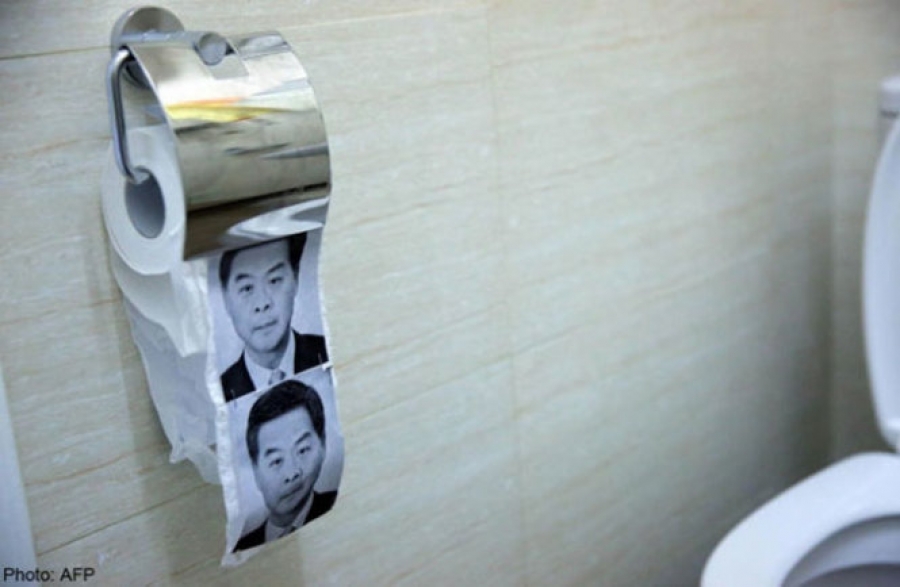 Trung Quốc thu hồi giấy vệ sinh in hình trưởng đặc khu Hong Kong